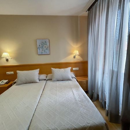 Hotel Castilla กาเซเรส ภายนอก รูปภาพ