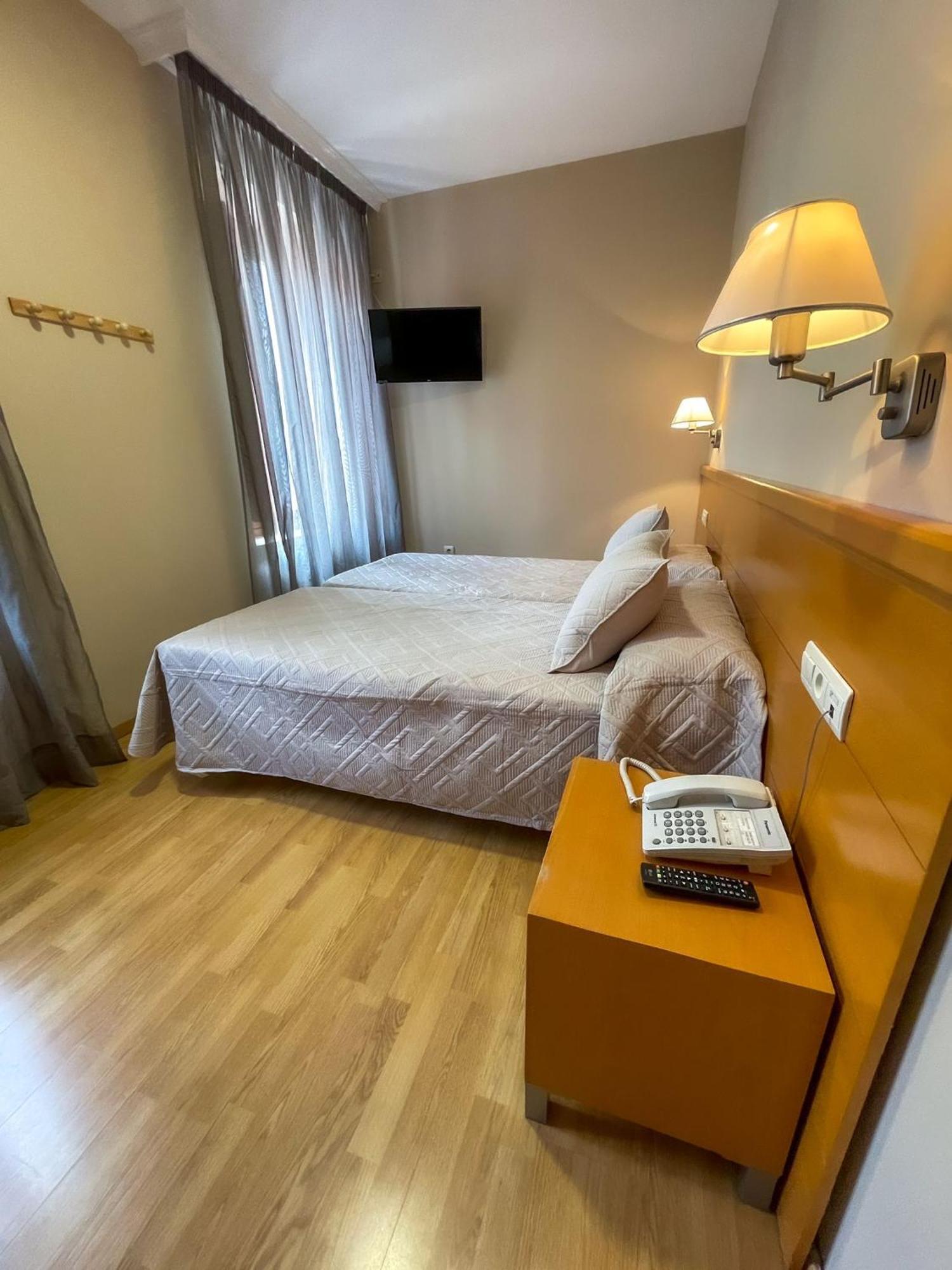 Hotel Castilla กาเซเรส ภายนอก รูปภาพ