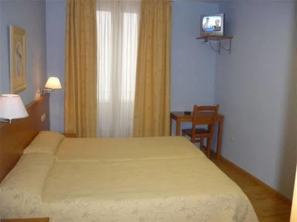 Hotel Castilla กาเซเรส ภายนอก รูปภาพ