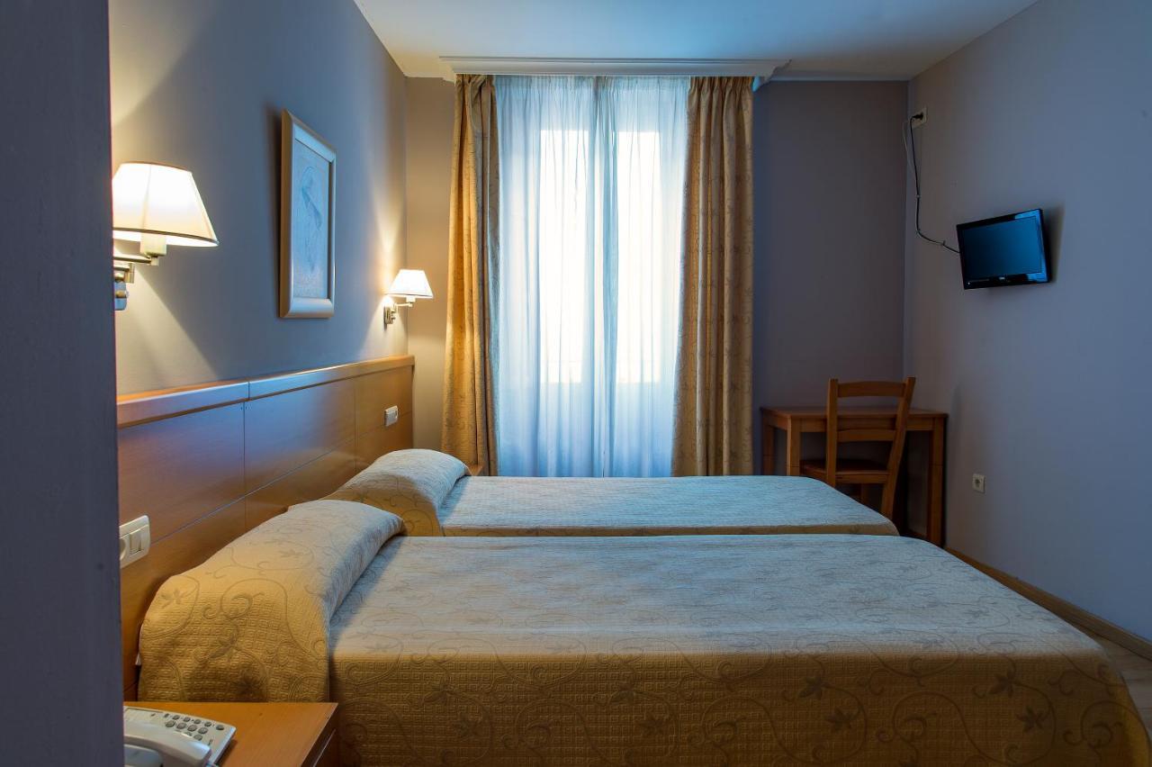 Hotel Castilla กาเซเรส ภายนอก รูปภาพ